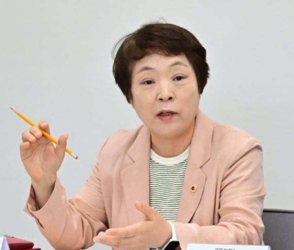 서울시 현안에 대해 질의하고 있는 신동원 의원