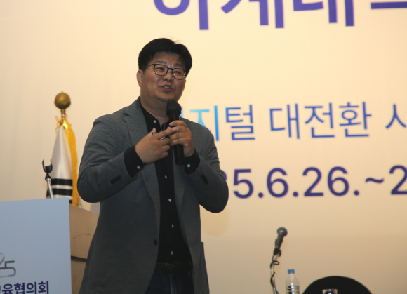 정재승 카이스트 교수는 26일 경북 경주시 라한셀렉트에서 열린 한국대학교육협의회 하계대학총장세미나에서 “인공지능(AI)과 한 팀이 되어 협업한다면 일자리가 줄어드는 것이 아니라 더 나은 결과를 만드는 인간이 될 수 있다”고 강조했다. 대교협 제공