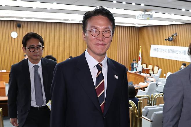 김민석 국무총리 후보자가 지난 25일 서울 국회에서 열린 인사청문회가 자료 제출 등을 둘러싼 여야 대립으로 파행이 지속되자 후보자석을 잠시 떠나고 있다. ⓒ연합뉴스