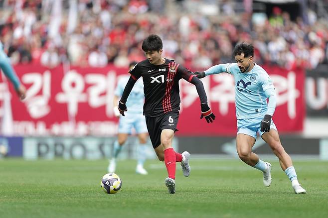 기성용이 서울을 떠난다. 최근 서울에서 전력 외 자원으로 분류된 그는 더 많은 출전시간을 보장받을 수 있는 팀으로 이적을 결심했다. 차기 행선지로는 포항이 유력하다. 사진제공|한국프로축구연맹