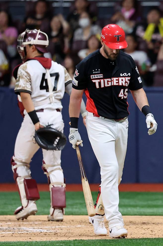 KIA 위즈덤은 올해 25일까지 고척돔에서 치른 5경기에서 타율 0.091로 부진하다. 돔 경기장에서 뛴 경험이 적어 투구 궤적을 따라가는 데 어려움을 겪고 있다.|뉴시스