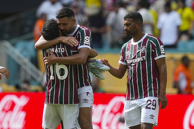 플루미넨시 선수들이 26일 클럽월드컵 마멜로디 선다운스와 무승부 후 16강 진출 성공에 기뻐하고 있다. AP연합뉴스