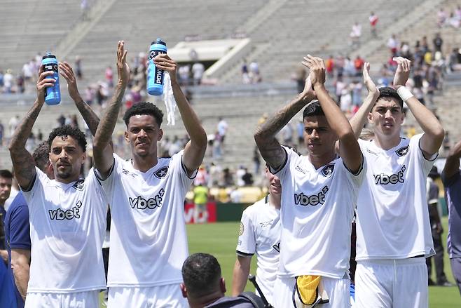 보타포구 선수들이 24일 클럽월드컵 16강 진출을 확정한 뒤 기뻐하며 박수치고 있다. AP연합뉴스