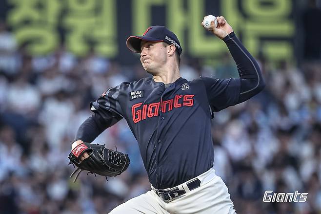 지난 25일 창원 NC전에서 피칭하고 있는 롯데 터커 데이비슨. 롯데 자이언츠 제공