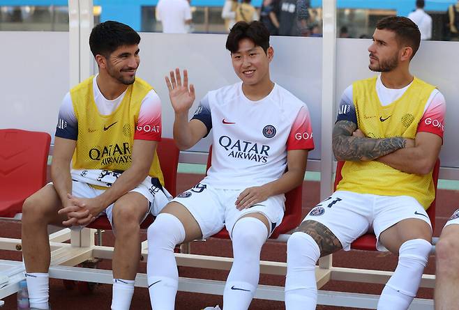 ▲ 파리 생제르맹은 겨울 이적시장에서 흐비차 크바라츠헬리아를 새로 합류시켰다. 이어 우스만 뎀벨레, 데지레 두에 등 경쟁자들이 엄청난 활약을 펼치며 이강인은 자연스레 자리를 잃었다. ⓒ연합뉴스