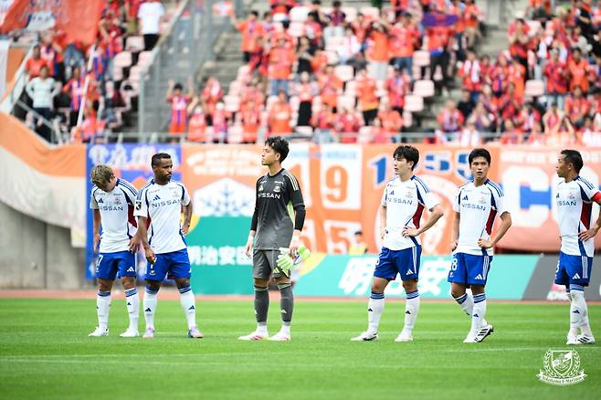 일본 프로축구 J1리그 요코하마 F.마리노스 선수들이 15일 알비렉스 니가타전 패배 후 아쉬워하고 있다. /사진=요코하마 F.마리노스 홈페이지 캡처