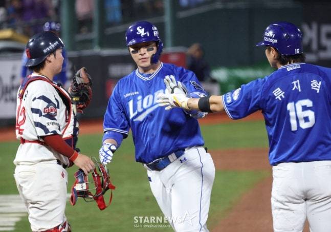 삼성 박병호(가운데)가 20일 사직 롯데전에서 홈런을 터트리고 홈인하고 있다. /사진=김진경 대기자