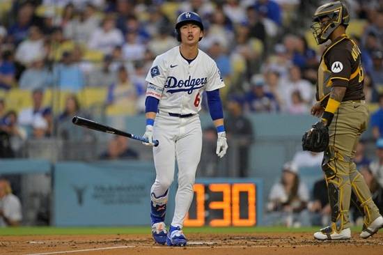 김혜성의 소속팀인 미국 메이저리그(MLB) 지난해 우승팀 LA 다저스는 26일 오전 9시40분부터 미국 콜로라도주 덴버 쿠어스필드에서 시작된 2025 MLB 콜로라도 로키스와 방문 경기 선발 라인업에서 외야수 한 자리로 김혜성 대신 마이클 콘포토를 골랐다. 김혜성은 지난 23일 워싱턴전에서 팀의 노히트 침묵을 깨는 2루타를 터트리며 활약했으나 이후 두 경기에서 연속 벤치로 밀렸다. 연합뉴스