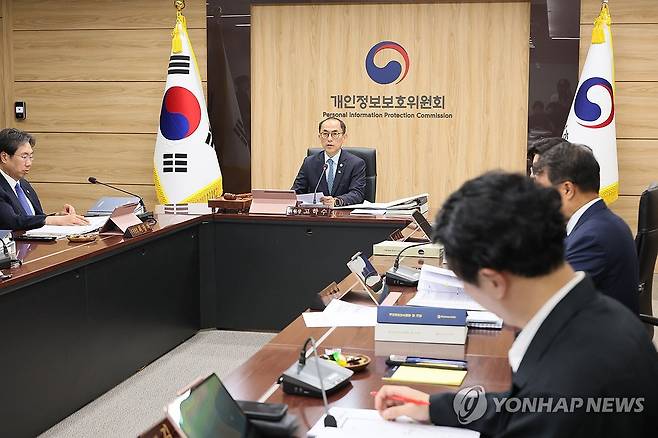 개인정보보호위원회 제14회 전체회의 (서울=연합뉴스) 이정훈 기자 = 고학수 개인정보보호위원회 위원장이 25일 서울 종로구 정부서울청사에서 열린 제14회 전체회의를 주재하고 있다. 2025.6.25 uwg806@yna.co.kr