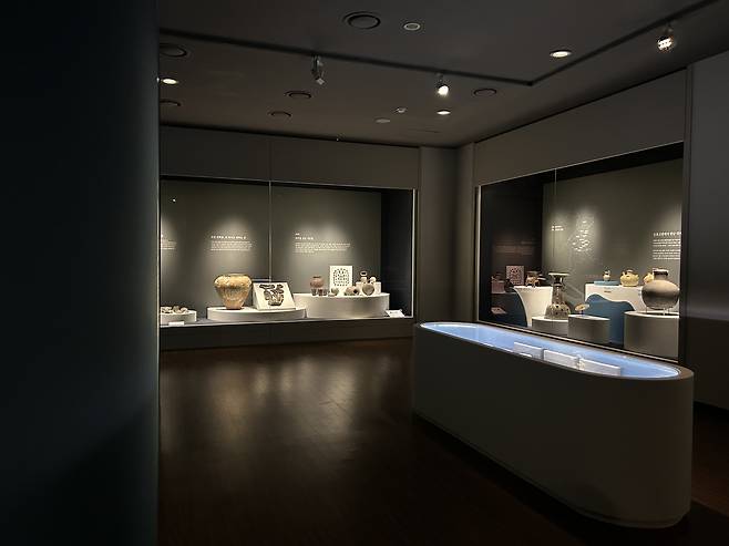 '나고드는 땅, 만경과 동진' (전주=연합뉴스) 김예나 기자 = 26일 전북 전주시 국립전주박물관에서 공개된 '나고 드는 땅, 만경과 동진' 특별전 전시실. 이번 전시는 만경·동진 일대 유적에 대한 고고학적 성과를 바탕으로 전북 지역 고대 문화교류의 양상을 조명한다. 2025.6.26
yes@yna.co.kr