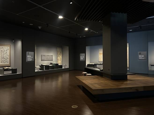 국립전주박물관 '서예문화실' (전주=연합뉴스) 김예나 기자 = 26일 새 단장을 마치고 공개된 국립전주박물관의 서예문화실 모습. 글씨의 외형과 내용, 작가의 삶과 이야기, 전북 지역의 서예문화 등을 통해 서예 문화를 소개한다. 2025.6.26
yes@yna.co.kr
