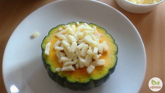 단호박에 오리주물럭을 넣고 치즈를 올린 모습