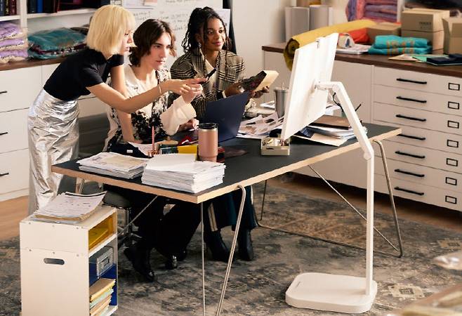 높낮이와 각도를 자유롭게 조절할 수 있는 장시간 업무 특화 ‘LG 스마트모니터 스윙‘. (사진=LG전자)