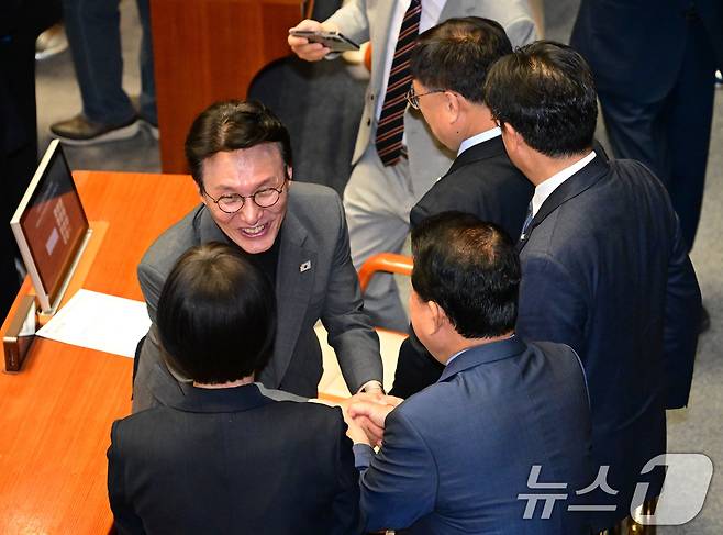 김민석 국무총리 후보자가 26일 국회에서 열린 제426회국회(임시회) 제2차 본회의에서 더불어민주당 의원들과 인사를 나누고 있다./뉴스1 ⓒ News1 국회사진기자단