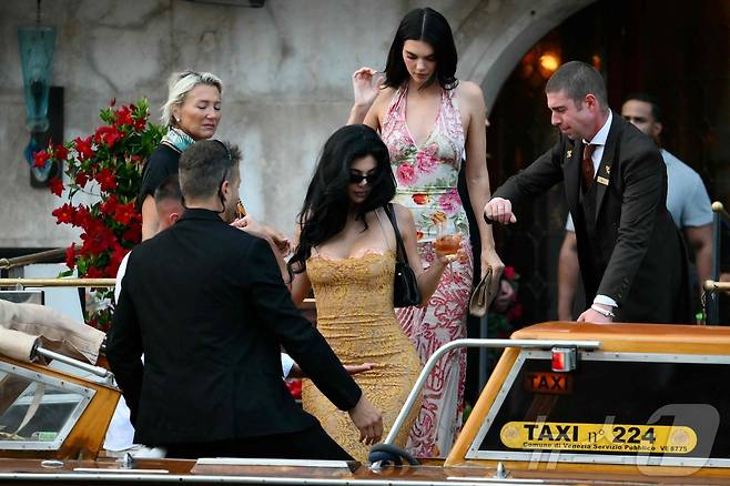 26일(현지시간) 켄달 제너와 카일리 제너가 제프 베이조스 아마존 창업자와 로렌 산체스의 결혼식을 앞두고 베네치아 그리티 팰리스 호텔을 나서고 있다. 25.06.26 ⓒ AFP=뉴스1 ⓒ News1 김예슬 기자