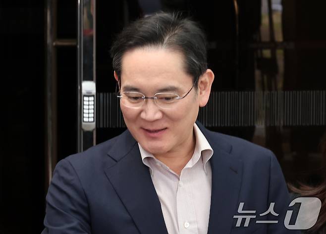 이재용 삼성전자 회장이 9일 일본 출장을 마치고 서울 강서구 서울김포비즈니스항공센터(SCBAC)로 귀국하고 있다. 2025.4.9/뉴스1 ⓒ News1 박세연 기자