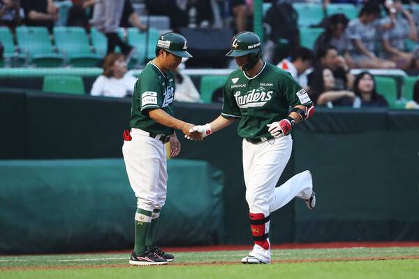 기뻐하는 SSG 랜더스 최정. 사진┃SSG 랜더스