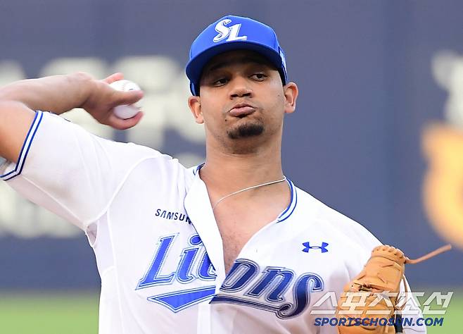 힘차게 투구하고 있는 삼성 가라비토.