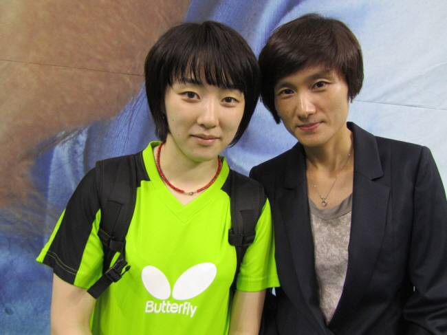 ◇2011년 코리아오픈 '탁구얼짱'으로 스타덤에 오른 직후 서효원과 현정화 한국마사회 감독. 스포츠조선DB