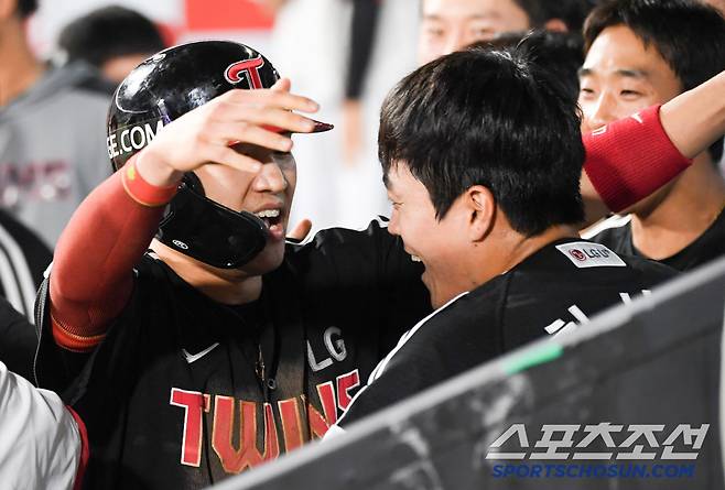 9회 역전 득점 후 박해민은 곧바로 천성호에게 다가가 뜨거운 포옹을 나눴다.
