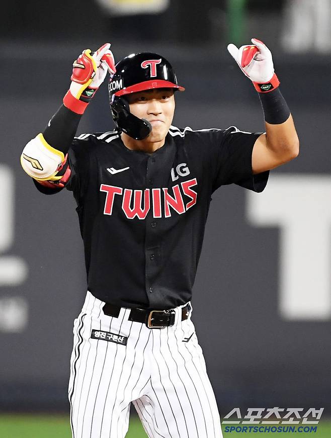9회 선두 타자로 나와 마무리 박영현 상대 2루타를 터뜨린 천성호가 더그아웃을 향해 세리머니를 펼쳤다.