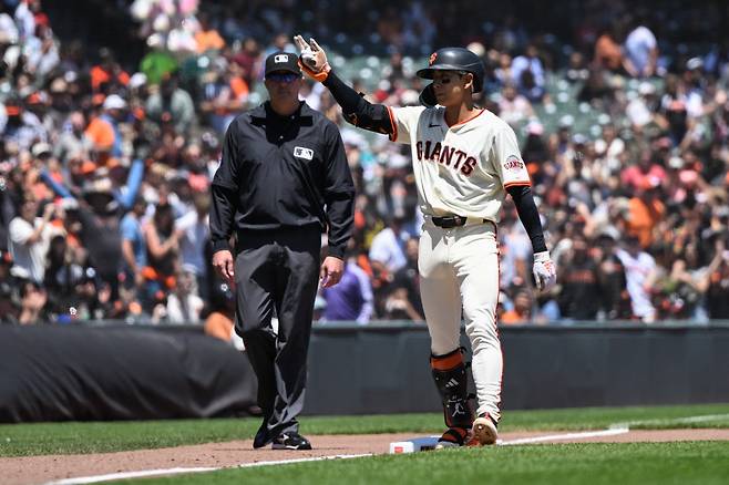 Jun 26, 2025; San Francisco, California, USA; San Francisco Giants center fielder Jung Hoo Lee (51) celebrates his triple against the Miami Marlins in the fourth inning at Oracle Park. Mandatory Credit: Eakin Howard-Imagn Images
<저작권자(c) 연합뉴스, 무단 전재-재배포, AI 학습 및 활용 금지>