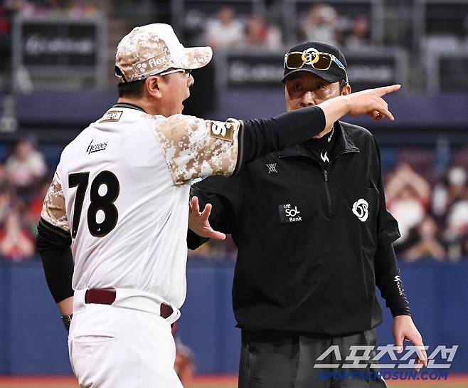 26일 서울 고척스카이돔에서 열린 KIA-키움전. 8회말 무사 1루 이주형이 견제구에 아웃됐다. 비디오판독으로 아웃이 확정되자 홍원기 감독이 나와 항의하고 있다. 고척=정재근 기자 cjg@sportschosun.com/2025.6.26/