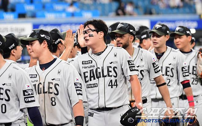 동료들과 하이파이브를 나누고 있는 김서현.