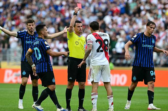 Uzbek referee Ilgiz Tantashev shows a red card to River Plate's Argentine defender #28 Lucas Martinez Quarta during the FIFA Club World Cup 2025 Group E football match between Italy's Inter Milan and Argentina's River Plate at the Lumen Field stadium in Seattle on June 23, 2025. (Photo by Pablo PORCIUNCULA / AFP) <저작권자(c) 연합뉴스, 무단 전재-재배포, AI 학습 및 활용 금지>