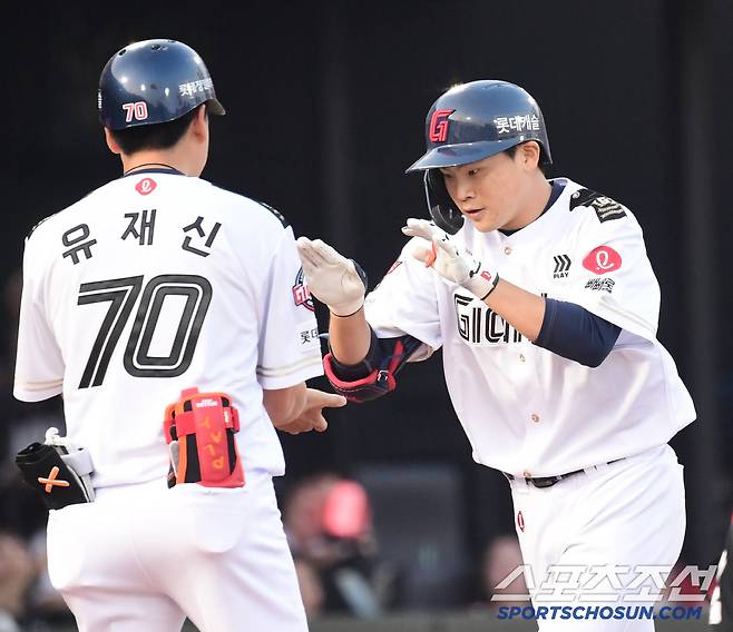 27일 부산 사직구장에서 열린 롯데와 KT의 경기. 2회말 롯데 박찬형이 KT 고영표를 상대로 솔로홈런을 날렸다. 하이파이브를 나누고 있는 박찬형. 부산=송정헌 기자songs@sportschosun.com/2025.06.27/