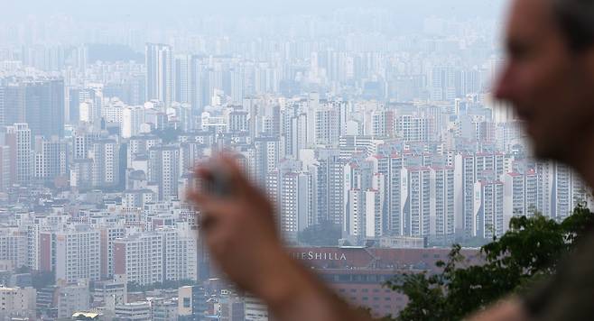 6월 넷째 주 서울 집값이 1주 전보다 0.43% 오르며 다시 6년 9개월 만에 가장 높은 상승률을 나타내는 등 부동산 가격이 급등하자 정부가 강력한 대출 규제 방안을 내놓았다. 사진은 26일 서울 남산에서 바라본 아파트 모습. 뉴시스