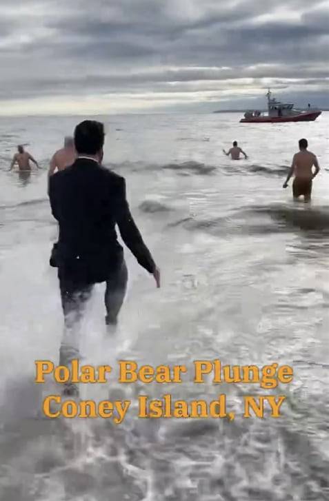 조란 맘다니 뉴욕주 하원의원이 올해 1월 공공주택 임대료 동결 정책을 홍보하며 코니아일랜드 겨울 바다에 뛰어드는 영상. /조란 맘다니 웹사이트