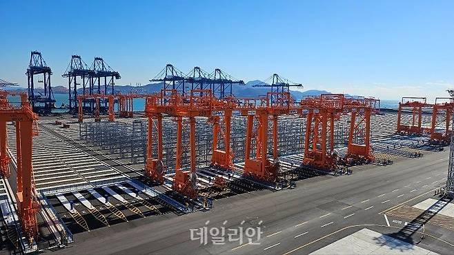 국내 최초 완전자동화로 운영하는 부산신항 7부두 모습. ⓒ데일리안 장정욱 기자