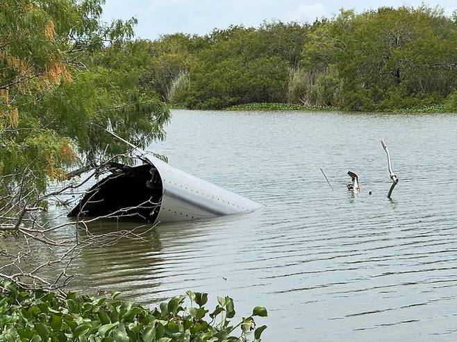 지난 19일(현지 시각) 미국 접경지인 멕시코 마타모로스 강에 떨어져 있는 스페이스X 로켓 잔해. ⓒ로이터, 연합뉴스