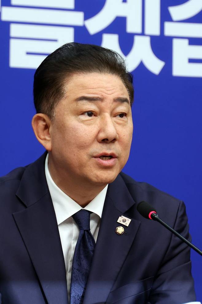 김병기 더불어민주당 대표 직무대행 겸 원내대표가 27일 오전 서울 여의도 국회에서 열린 최고위원회의에서 모두 발언을 하고 있다. 사진=서동일 기자