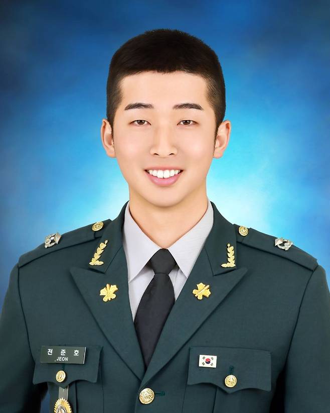 27일 충북 괴산군 육군학생군사학교에서 열린 대한민국 육군장교 통합임관식에서 국방부장관상을 수상한 전준호 소위. 육군 제공