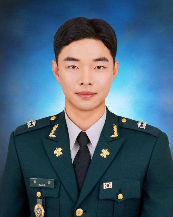 27일 충북 괴산군 육군학생군사학교에서 열린 대한민국 육군장교 통합임관식에서 임관한 강민 소위의 조부(故 강용희)는 6·25전쟁 당시 압록강 초산전투에 참전했다. 사촌 형 3명도 모두 장교 출신이다. 육군 제공