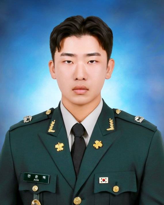 27일 충북 괴산군 육군학생군사학교에서 열린 대한민국 육군장교 통합임관식에서 임관한 안준혁 소위의 조부(故 안득순)는 베트남전에 참전 후 육군 중사로 전역했다. 부친(안동호)은 항공준사관으로 육군 준위로 전역했다. 안 소위는 태권도 겨루기 선수 출신이기도 하다. 육군 제공