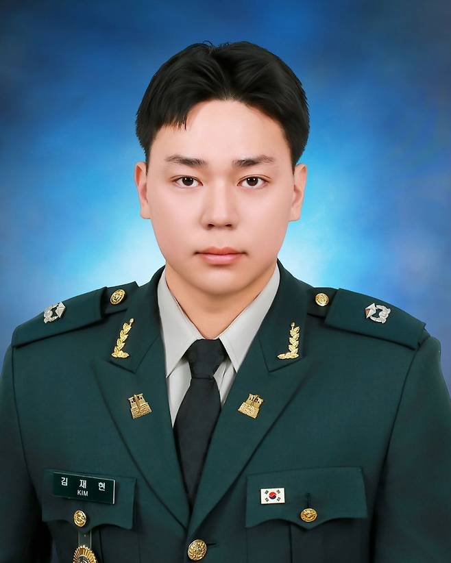 27일 충북 괴산군 육군학생군사학교에서 열린 대한민국 육군장교 통합임관식에서 임관한 김재현 소위의 부친(김병천)은 학사 22기로 대를 이어 장교로 임관했다. 육군 제공