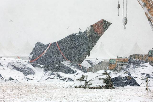 제주항공 여객기 참사 현장인 전남 무안군 무안국제공항 활주로에 지난 1월 눈이 내리고 있다. 무안=연합뉴스