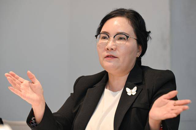 김건희 여사 석박사 학위 취소 소식이 전해지던 지난 24일 서울 중구 한국일보 본사에서 만난 김경한 전국사학민주화교수연대 대표가 "참담하다"며 그간의 소회를 밝히고 있다. 김 대표는 김 여사 논문 표절 문제를 집중 분석했다. 남동균 인턴기자