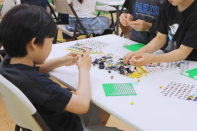 게임리터러시 온더로드 프로그램을 즐기는 웅담초 저학년 학생들 모습 / 출처=IT동아