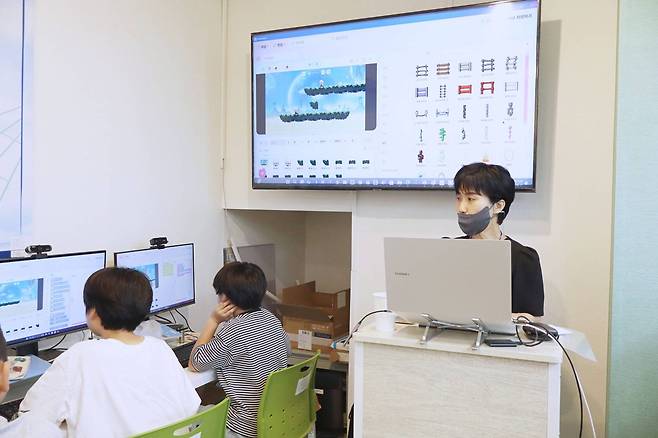 게임리터러시 온더로드 프로그램을 즐기는 웅담초 고학년 학생들 모습과 컴퓨팅교사협회 전문 강사 / 출처=IT동아