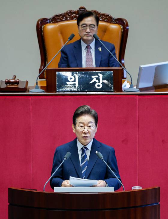 이재명 대통령이 26일 국회 본회의장에서 2025년도 추가경정예산안 시정연설을 하고 있다. 이 대통령은 이날 신속한 추경 편성과 집행을 위해 국회의 협조를 당부했다. 김성룡 기자
