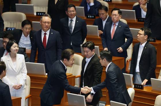 이재명 대통령이 26일 국회에서 2025년도 제2회 추가경정예산안에 대해 시정연설을 한 후 국민의힘 의원들과 인사하고 있다. 국회사진기자단