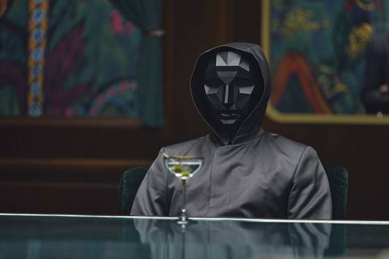 "나만 아니면 돼"라는 인간들의 사고 방식을 이용하는 프론트맨(이병헌). 사진 넷플릭스