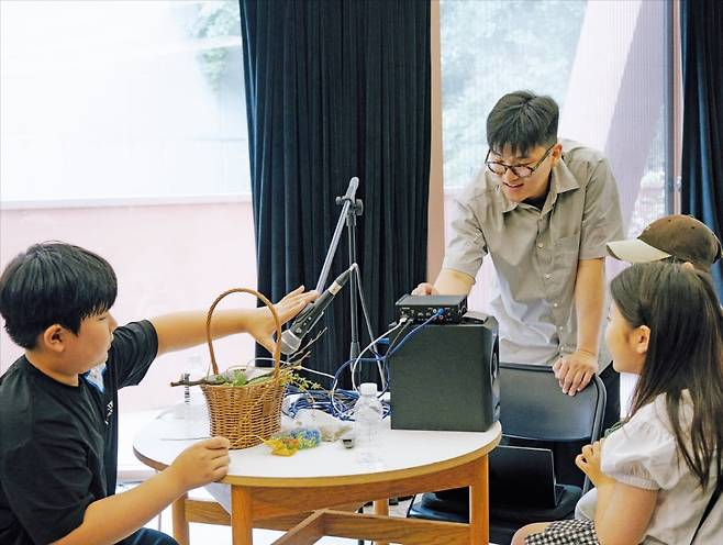 6월21일 서울 중구 복합문화공간 피크닉에서 ‘소리 탐험대’ 프로그램 참여자들이 미술관 정원에서 채집한 자연물을 활용해 제작한 사운드를 레코딩하고 있다. 한국문화예술교육진흥원 제공