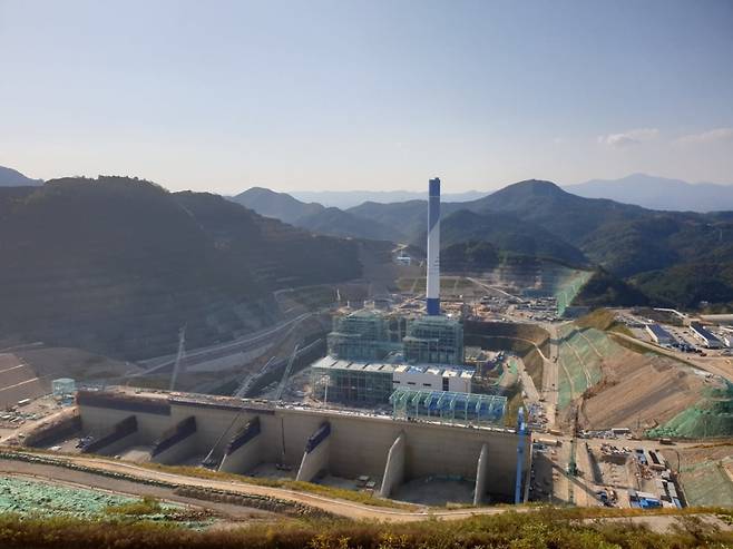 포스코에너지와 두산중공업 등이 출자한 삼척블루파워가 강원도 삼척시 맹방 해변 인근에 건설 중인 삼척화력발전소의 2021년 10월 현장 모습. / 사진=삼척블루파워 제공