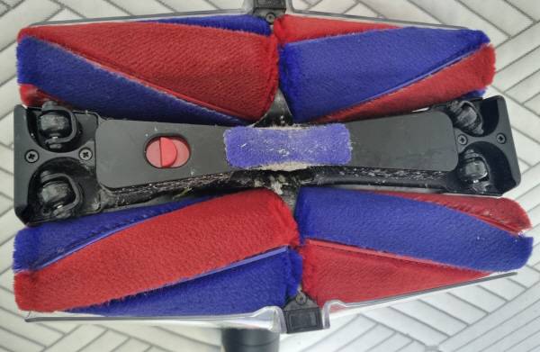 다이슨 펜슬백 플러피콘 청소기 헤드 아랫부분. 정옥재 기자