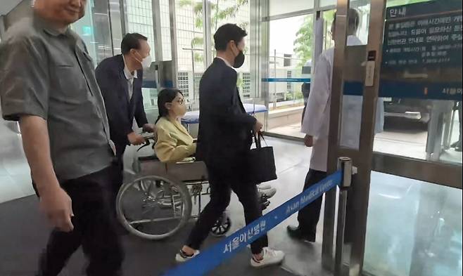 휠체어 타고 퇴원하는 김건희 여사. 연합뉴스
